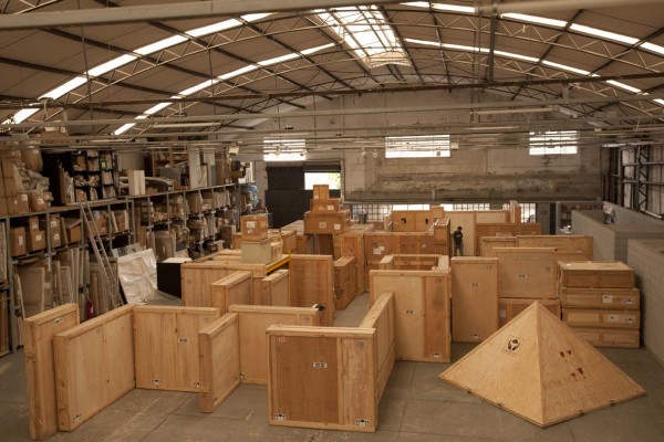 Handle With Care, 2010. Courtesy of Galeria Fortes Vilaça, São Paulo.