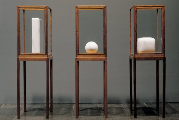 James Lee Byars, "La figura de la pregunta," 1986.