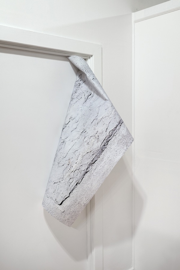 Leif Anderson. Window, 2015; installation view, TATTARRATTAT, 2015. Courtesy of the artist and Melanie Flood Projects. Photo: Worksighted.