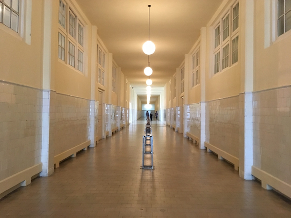 Edgardo Rudnitzky. Border Music, 2016; steel, iron, barbed wire (custom made), 4 melodikons, wooden resonators, bronze, motor; 78.7x5.9 in. Courtesy of MUNTREF. Photo: Tania Puente.